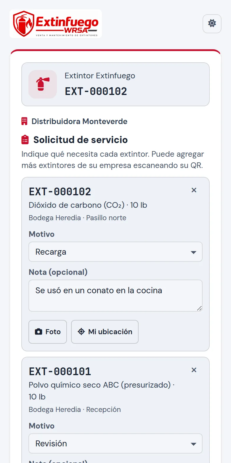 Pantalla del celular después de escanear el QR de un extintor: la solicitud de servicio con dos extintores, el motivo de cada uno y una nota.